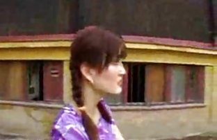 seks porno Žena umeće metalne predmete u rupe