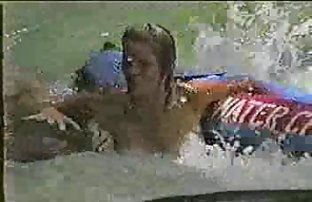 seks porno Čovjek pljuje seksi djevojku u potkrovlju