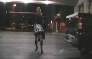 seks porno Lutka s malim sjedi sunča sunčanje na moru toples