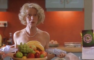 seks porno Praćka je jebala njenog sina, koji ju je virio pod tušem.