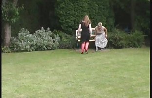 seks porno Gole djevojke pričaju na plaži