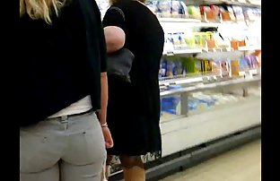 seks porno Pohisan muškarac stavio je ruku u tetovažu junice s kratkim kosom.