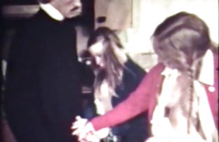 seks porno Model s malim poprsja predstavlja gol u pješčanom kamenolom