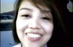 seks porno Tetovirani golub se dovodi do orgazma sa svojom rukom.