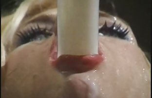 seks porno Atraktivna brineta naselili na krevetu masturbira