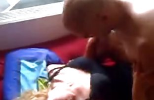 seks porno Djevojka je skinula svoje crveno donje rublje i milovala je