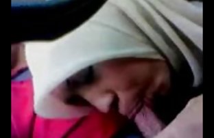 seks porno Model je ostavio bijelu haljinu i ostao u prozirnim čarape