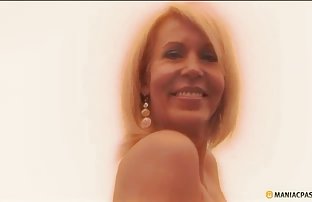 seks porno Mladi homoseksualac sjedi na kauču i masturbira u svom kitu