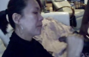 seks porno Šik zrela dama u čizmama masturbira rob vezan s konopcem s jajima