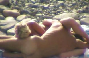 seks porno Tip je jebao vitku brineta u anal na kuhinjskom stolu.