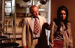 seks porno Monica na klitoris u kupaonici