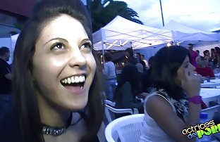 seks porno Lutka u crnim erotske čarape miluje svojim prstima