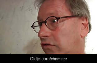 seks porno Djevojka se tušira sa svojom curom.