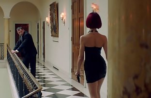 seks porno Mršava Jeanne s ravnim sisama poza bez odjeće