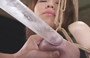 seks porno Vruća brineta se tušira i stavlja na seksi outfit