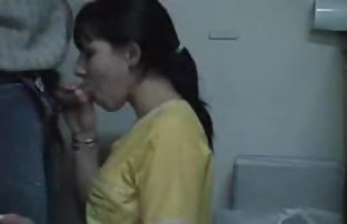 seks porno Slatka brineta svijetli joj usta u tušu