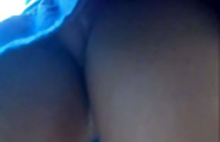 seks porno Ženska je ležala pored bazena i miluje tijelo.