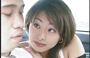 seks porno Djevojka je trljala golo tijelo uljem i leži na podu.