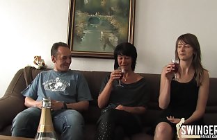 seks porno Djevojka je bila rastresena s posla i počela masturbirati strastveno