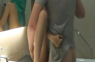 seks porno Zreli muškarci slave godišnjicu prijatelja u društvu djevojaka