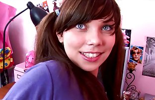 seks porno Vitka beba Leslie poza pored prozora i miluje na kauču