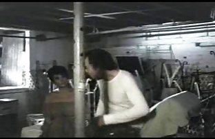 seks porno Izopačeni momak se predao pohodnim ljubavnicama na lateks