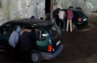 seks porno Dva čovjeka u autobusu jebu prsata Njemačka žena za novac