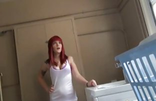 seks porno Bikini ljepota fucks sebe s dugim dildo