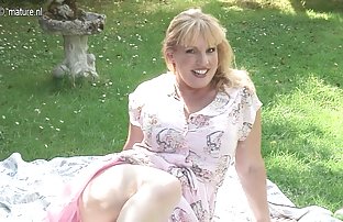 seks porno Gola djevojka s obrijane pisque maramice s ručnikom glatkom mužnju