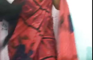 seks porno Pa, njegova crvenokosa žena na krevetu.