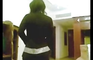 seks porno Slatka djevojka sluša glazbu i skinuti svoju odjeću