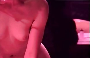 seks porno Uzbuđen Nelly liže glavu tvora