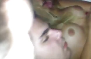 seks porno Božićni striptiz od slatke brinete