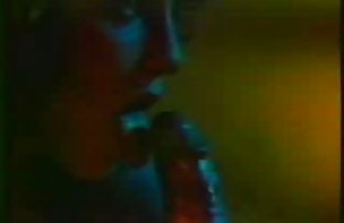 seks porno Sterva s ljubičastim kovrče pušiona u čovjeka