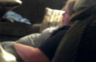 seks porno Gay ubod juri ćelavog čovjeka na širokom krevetu.