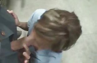 seks porno Plavuša model pokazuje svoje primamljiva čari