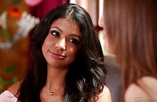 seks porno Tip je širio noge lutke i gurnuo vibrator u pisque.