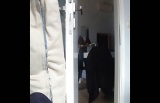 seks porno Beba puca lezbijskog seksa na tabletu s prijateljem u kuhinji