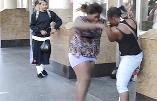 seks porno Gola u javnoj plavuљa hoda ulicom