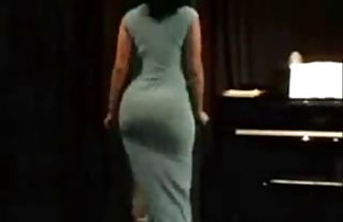 seks porno Zrela žena u najlonskim čarape s velikim sisama poza za kameru