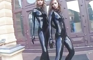 seks porno Mlada djevojka leži na kauču i sanja o seksu