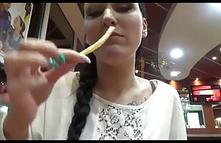 seks porno Umorna djevojka gleda sebe u ogledalu